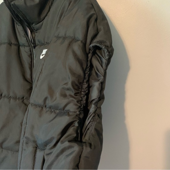 NWT. NIKE Sportswear Women's Classic Puffer Therma-FIT Loose Vest - Picture 5 of 6